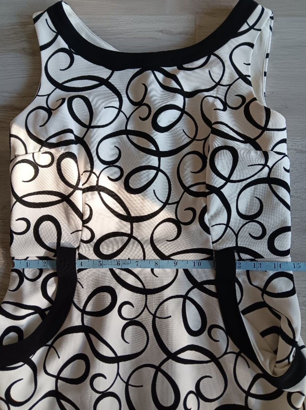 London Times Sleeveless Sheath Dress Scroll Pattern Pockets Black White Size 8 - Picture 6 of 12